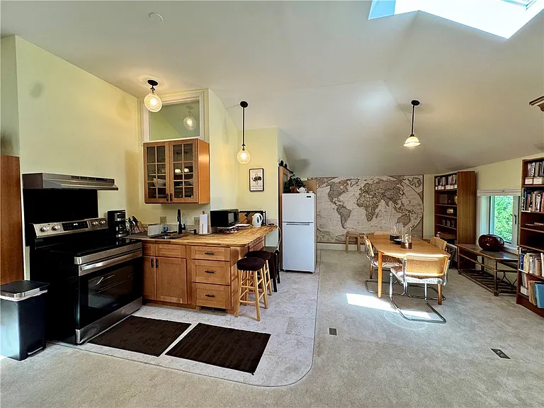 333 Colebrook Dr — Photo 4