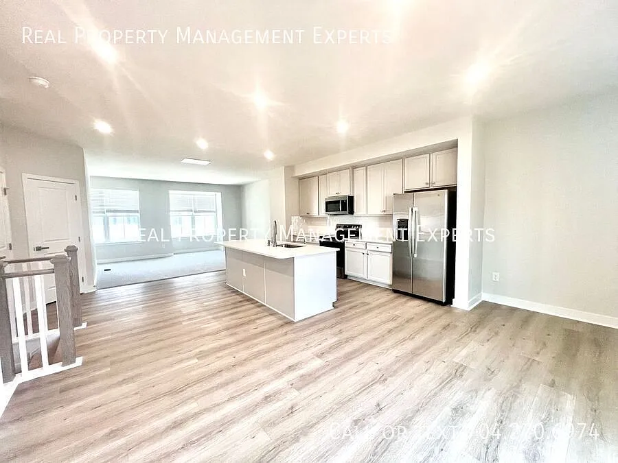Beautiful 4BR/3.5BA Townhouse in Indian Trail! — Photo 3