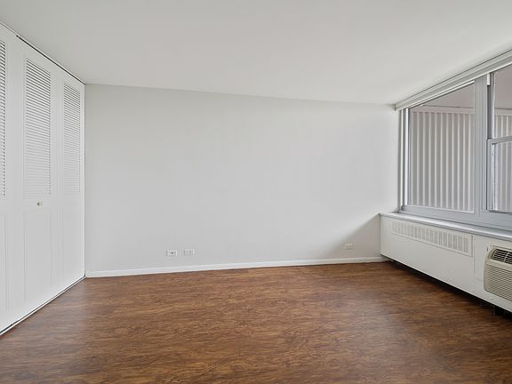5th image of 555 W Cornelia Ave APT 2004
