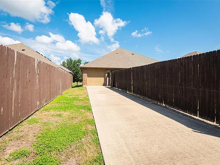 2133 Colby Ln — Photo 31