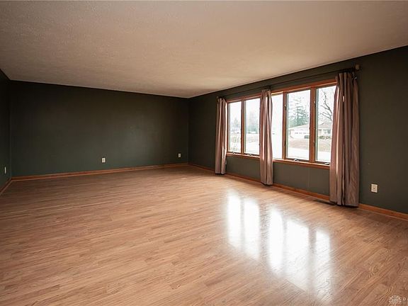 4th image of 18 Larchmere Dr
