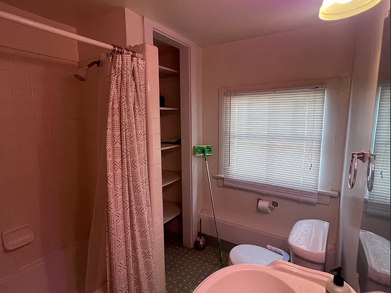 This 3bd/3ba is ON Broadway a Great Location for Student Life! — Photo 2