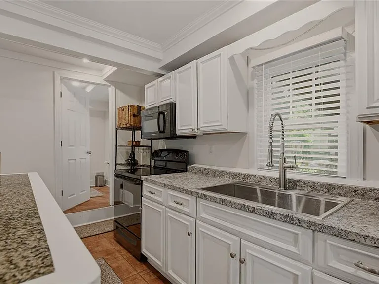 554 E Main Rd — Photo 11