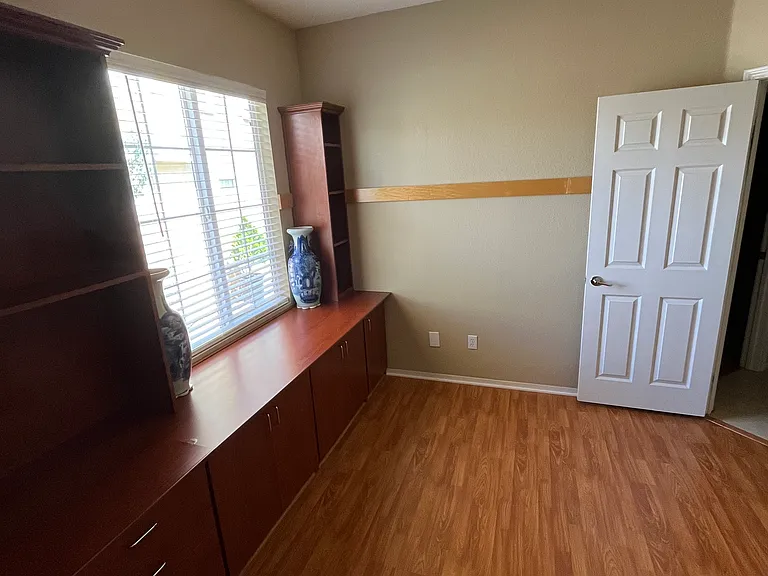 Unfurnished room for rent with built in