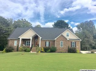 204 Wayward Ave NW, Hartselle, AL 35640