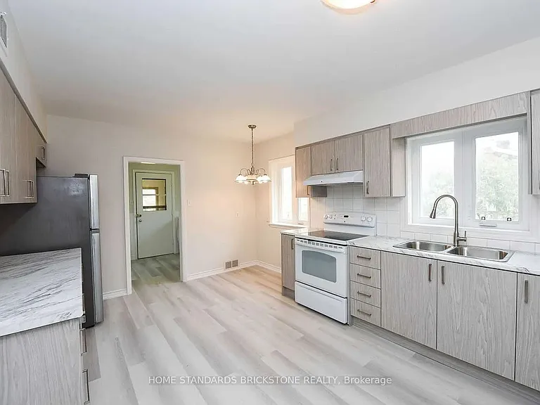 90 Centre Ave — Photo 6