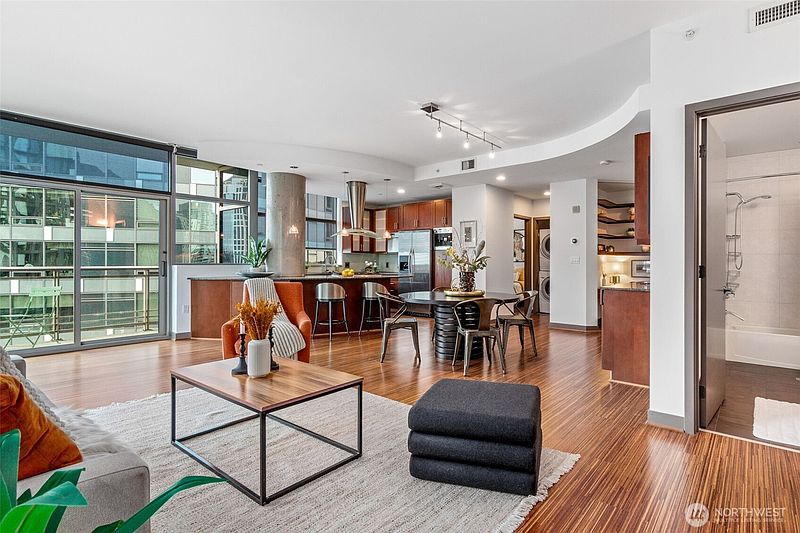 5th image of 2033 2nd Avenue #1507