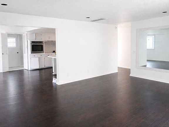 4th image of 2121 N Markwell Ave