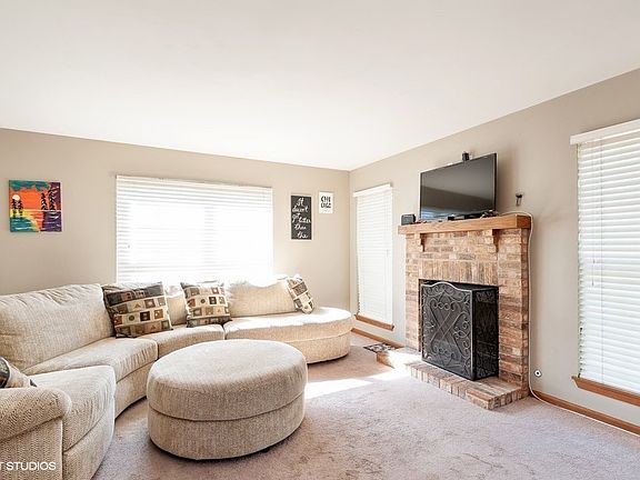 2nd image of 870 Essex Cir #870