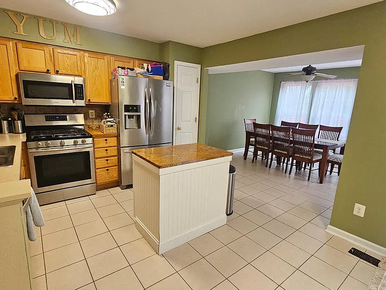 213 Windsor Ct — Photo 16
