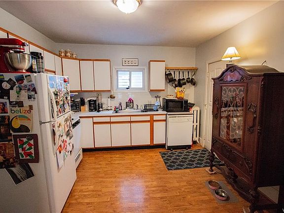 4th image of 220 Richmond Ave