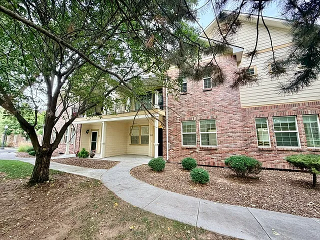 2 bed, 1.5 bath, 1034 sqft, $1,680 — Photo 1