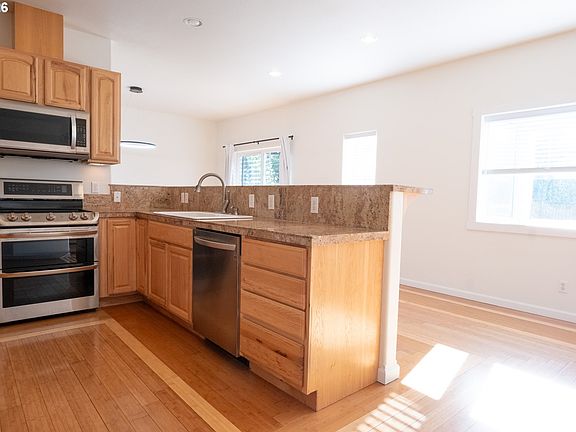 5th image of 556 N View Dr