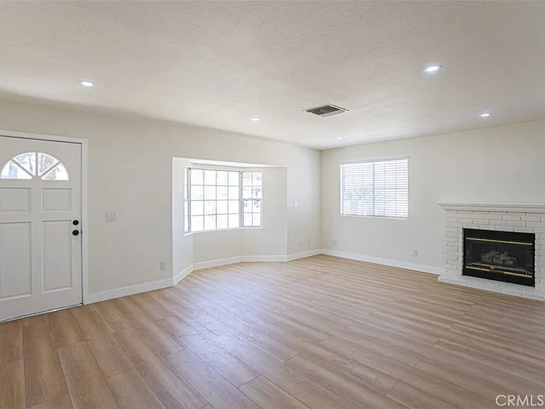 2452 E Brenda St — Photo 7