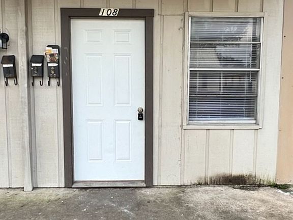 4th image of 331 W Bridge St #108