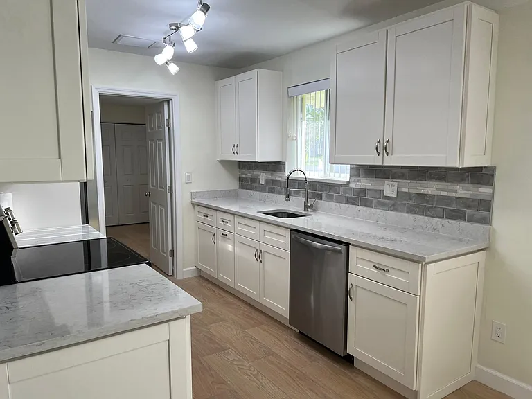 7781 Sheridan St — Photo 11