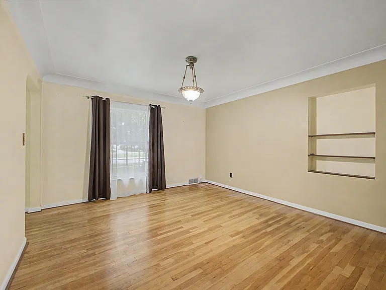 21236 Outer Dr — Photo 11