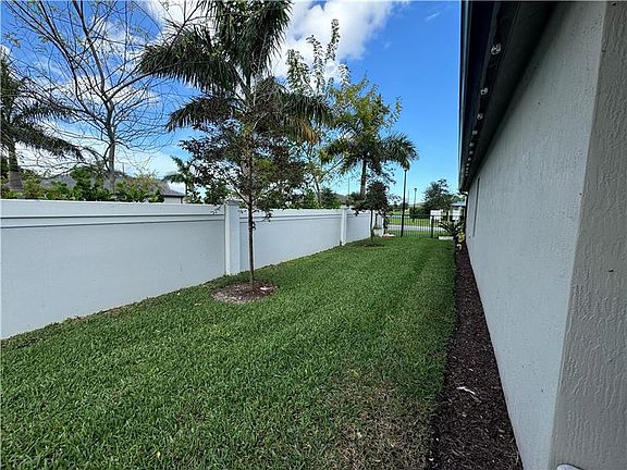 4th image of 2981 Hibiscus Ave