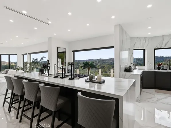 5252 Darro Rd, Woodland Hills, CA 91364