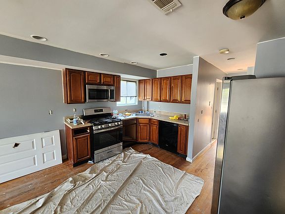 5th image of 3730 Hylan Blvd #3