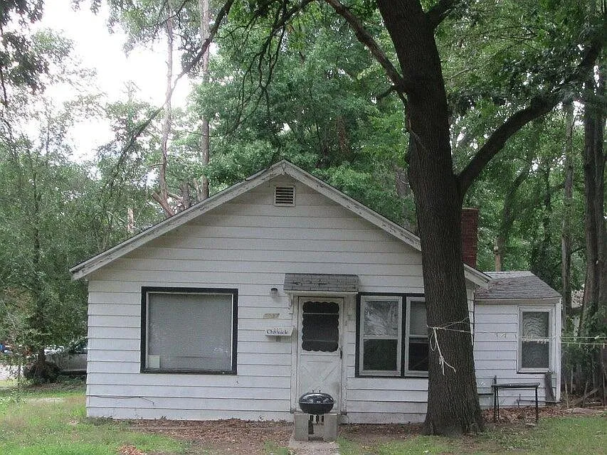 3237 Sanford St photo 1