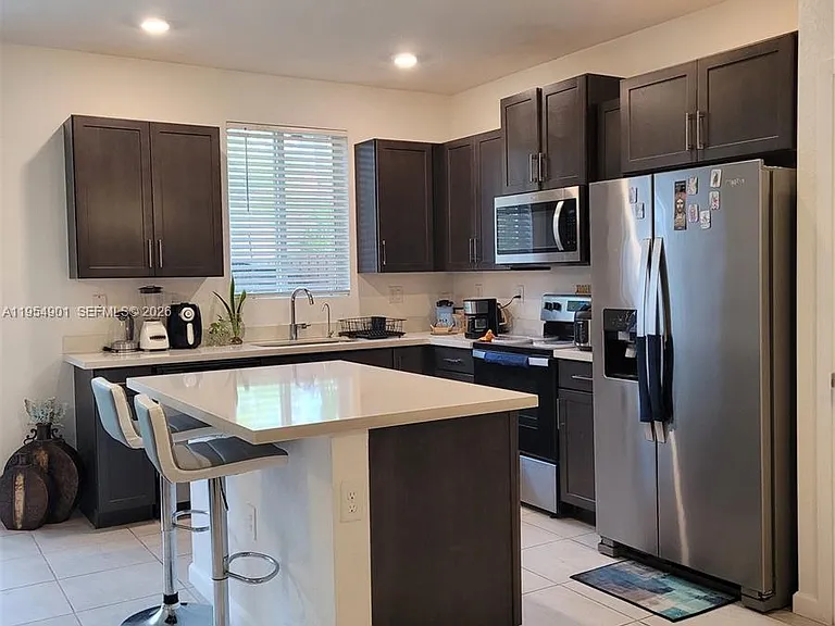 1015 SE 24th Ter #1015 — Photo 1