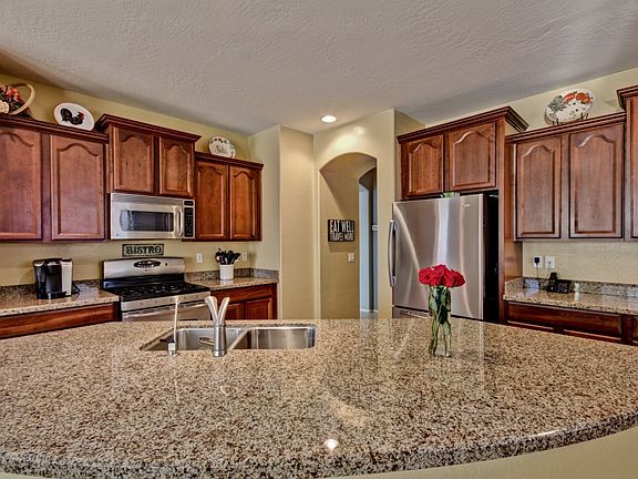 3rd image of 3079 E Vallejo Dr