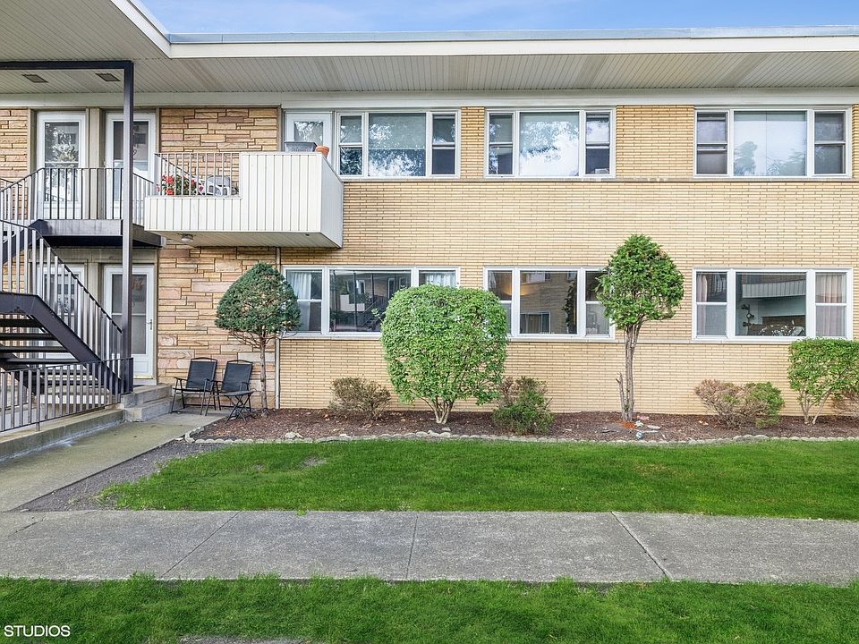 1st image of 8 Garden Dr APT 3