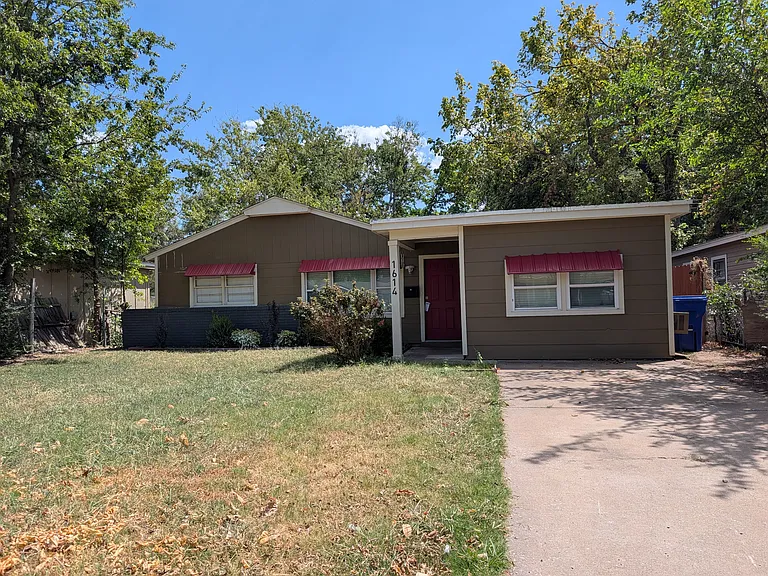 1614 Iowa St — Photo 1