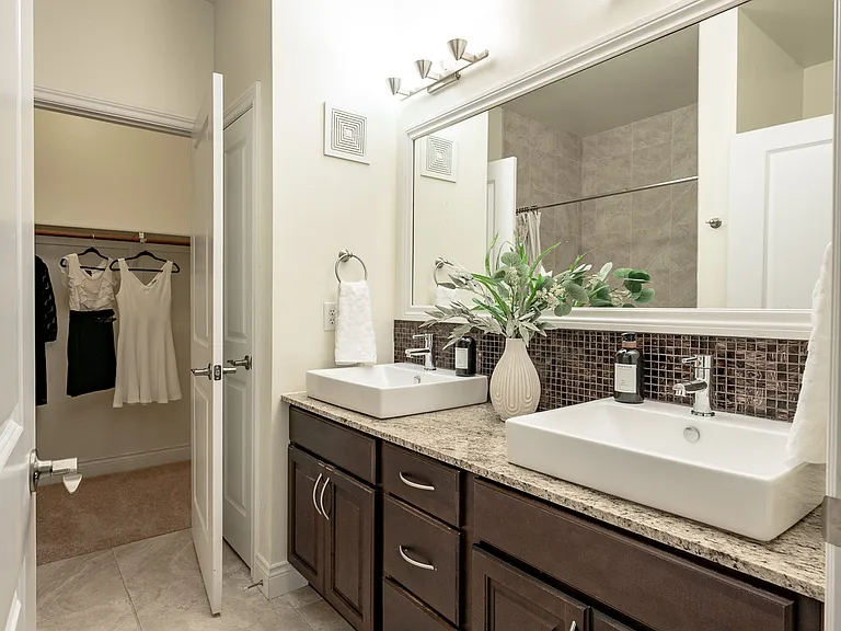 Central Park Apartments — Photo 18
