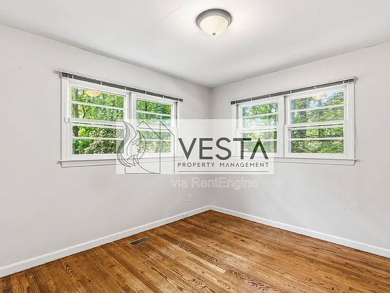 12 La Salle Ln — Photo 10