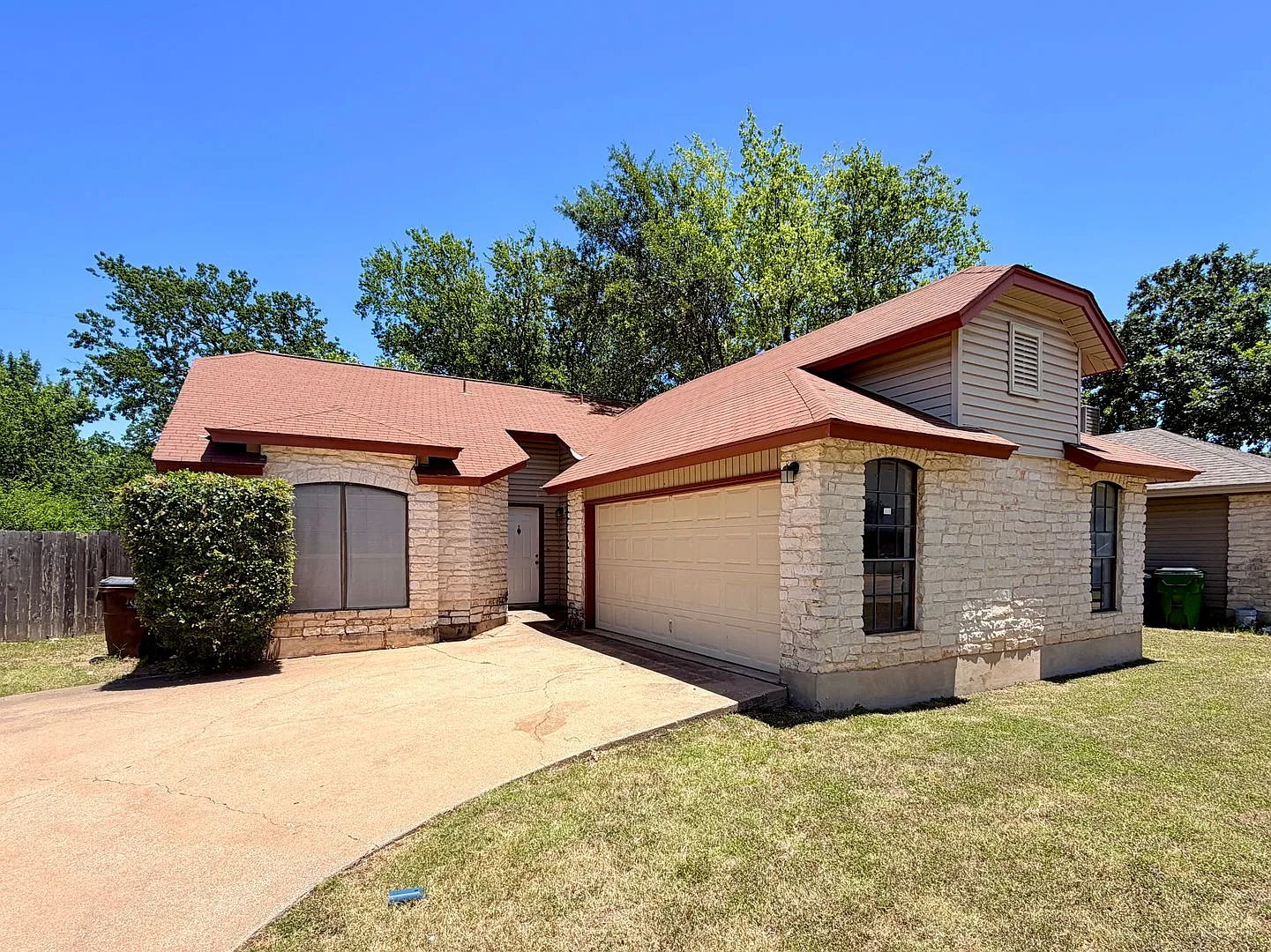 Great 3/2 single story home on a quiet street in Round Rock! — Photo 1