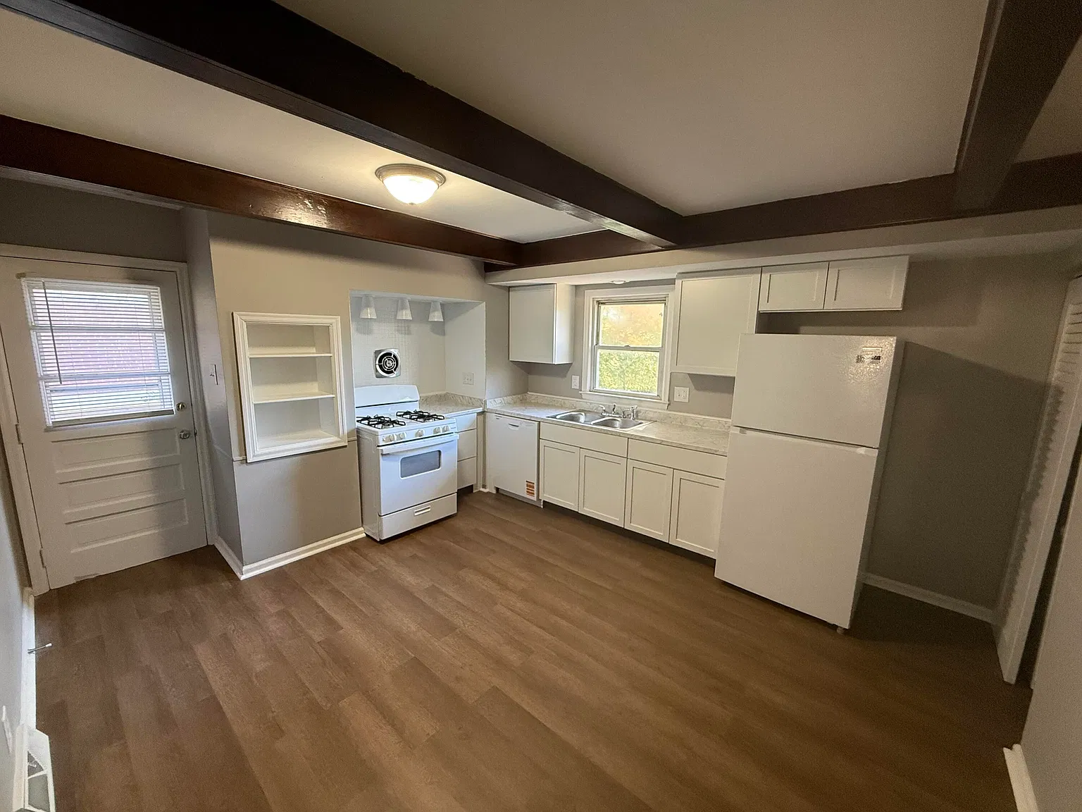 3 bed, 1.0 bath, 2052 sqft, $1,795 — Photo 4