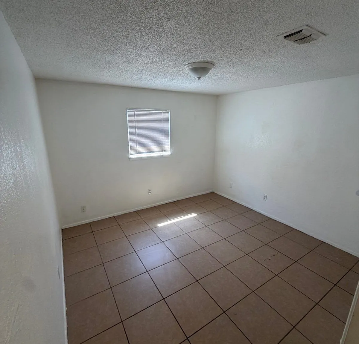 3 bed, 1.5 bath, 1082 sqft, $825 — Photo 3