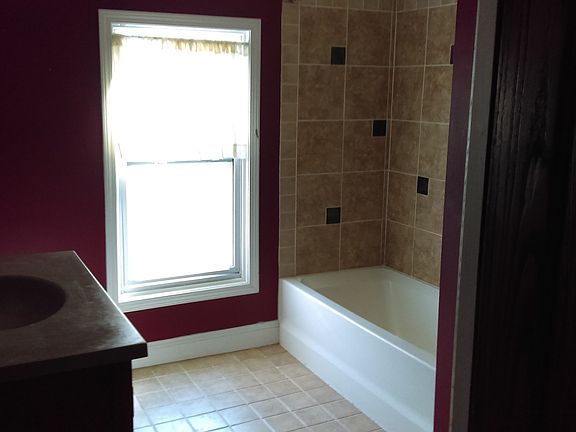 2nd floor full bath with closet