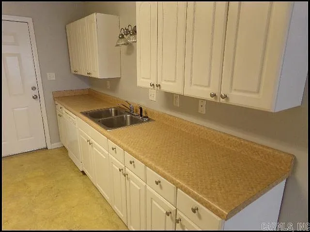 3215 Ludwig St #B — Photo 5