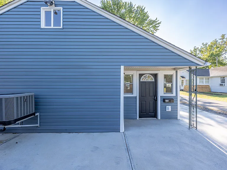 225 Bentz Ave — Photo 3