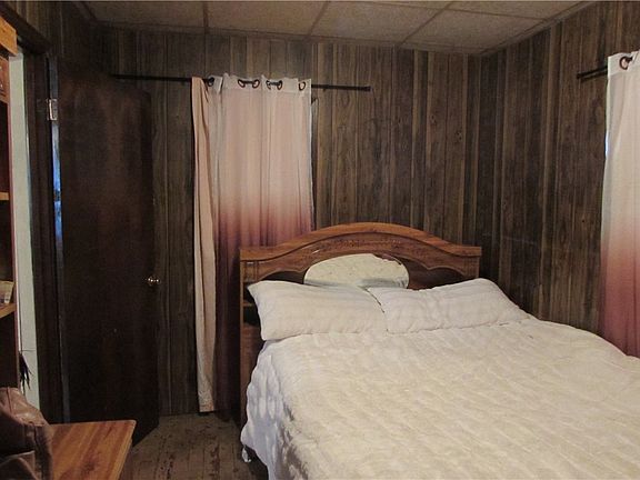 4th image of 327 Moore St