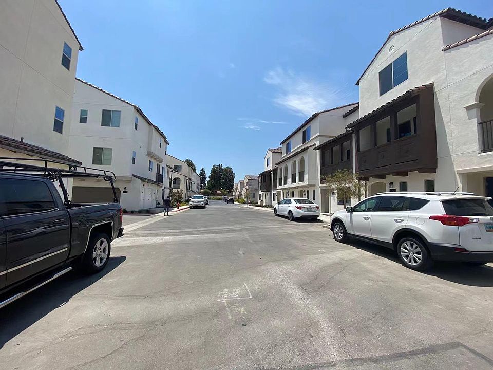 1st image of 10 Bedford Ct