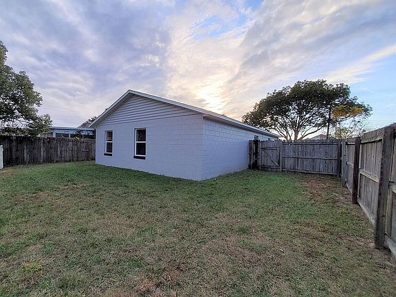 4th image of 33 Bonaire Pl