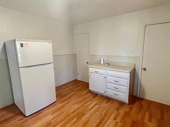 5th image of 2745 Queen Ave