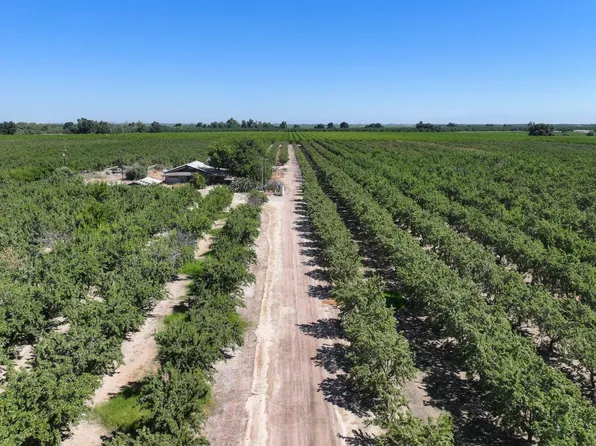 7476 E Mount Whitney Ave, Laton, CA 93242