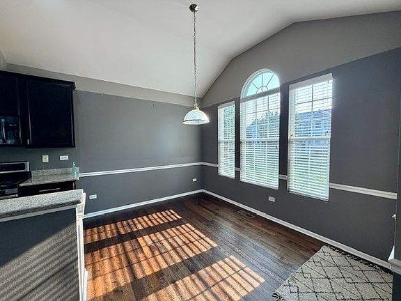 4th image of 2542 Dunraven Ave #2542