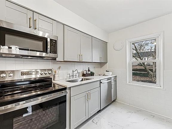 5th image of 548 W Essex Ave