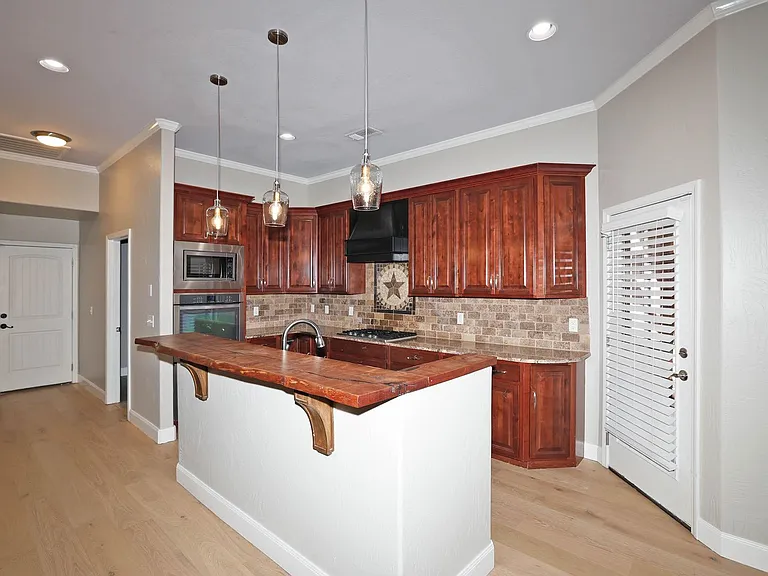 7501 Continental Pkwy — Photo 8