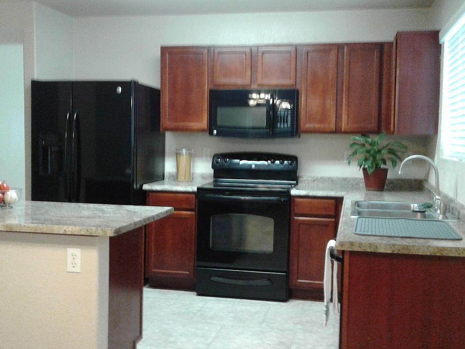 OPEN KITCHEN /LARGE FAM RM