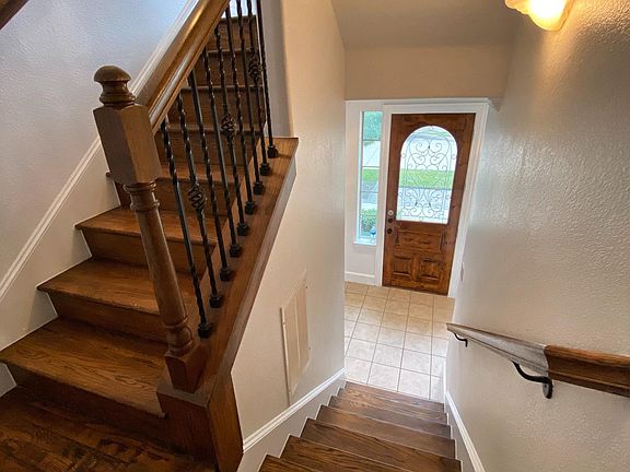 Stairs going to floor 2 from entry