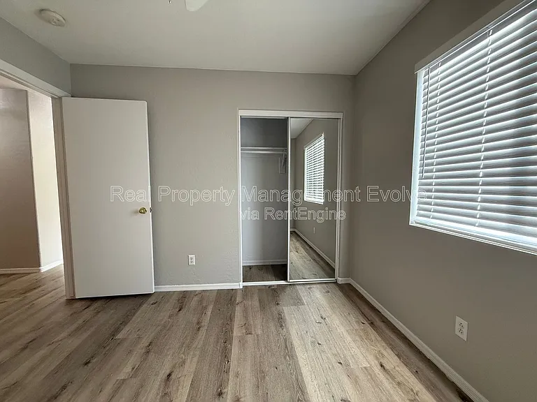 1516 E Bowker St — Photo 22