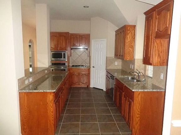 5th image of 2002 Gardenridge Dr