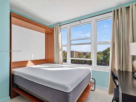 5th image of 2801 Somerset Dr APT 408